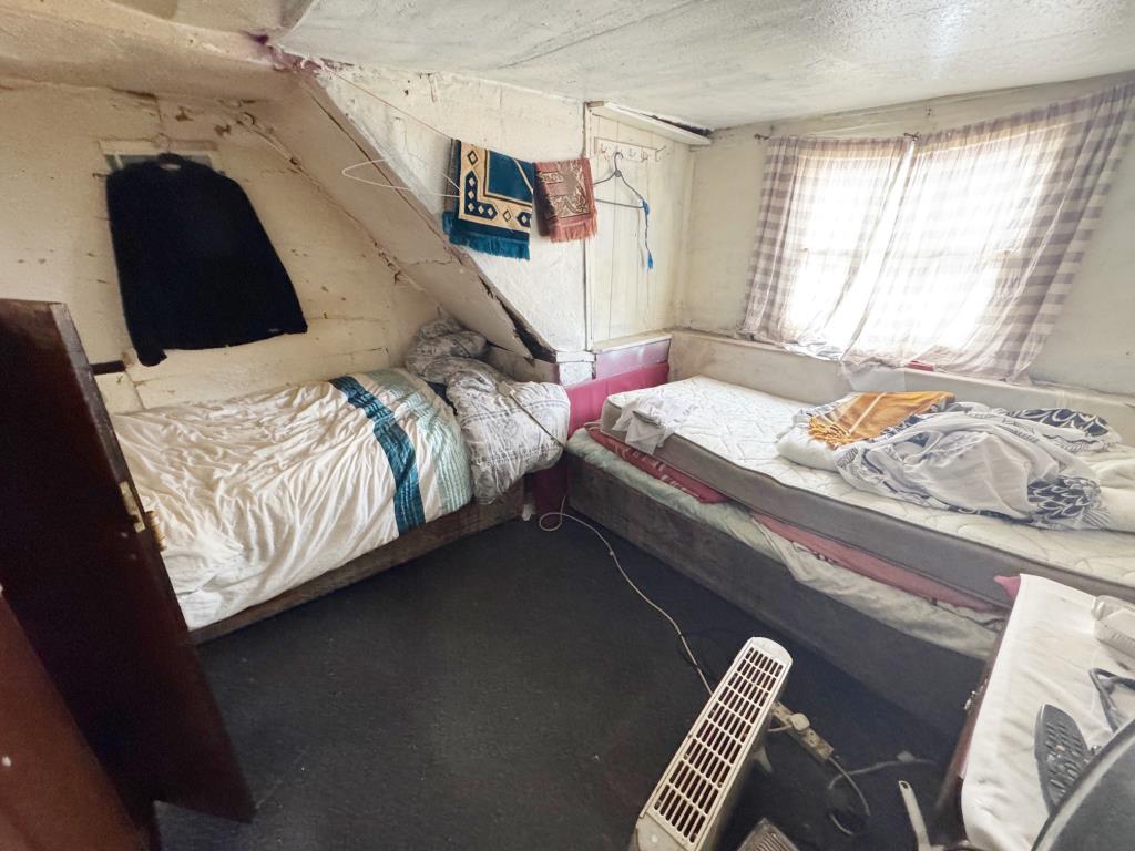 Lot: 58 - PERIOD FREEHOLD RESTAURANT AND UPPER PARTS FOR TOTAL REFURBISHMENT - Second floor bedroom 1